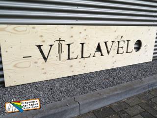 Tekst in hout, dwars door de 18mm plaat gefreesd